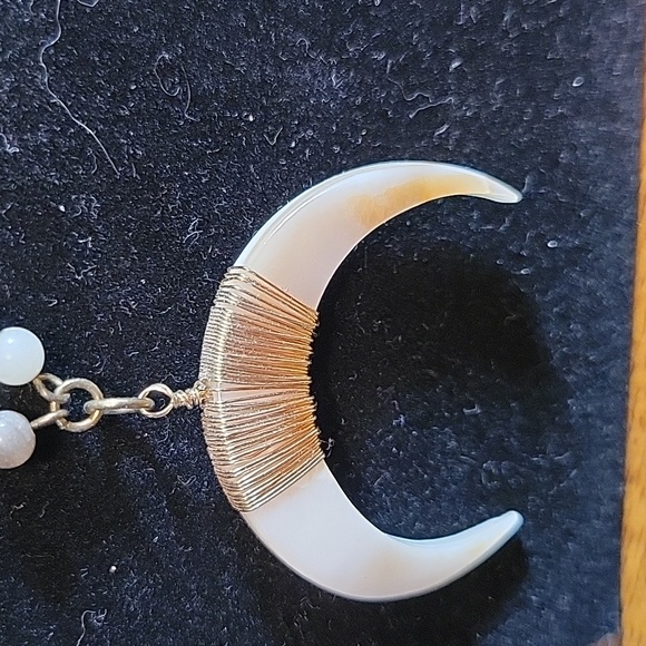 Mother of pearl Cresent necklace - Picture 2 of 5